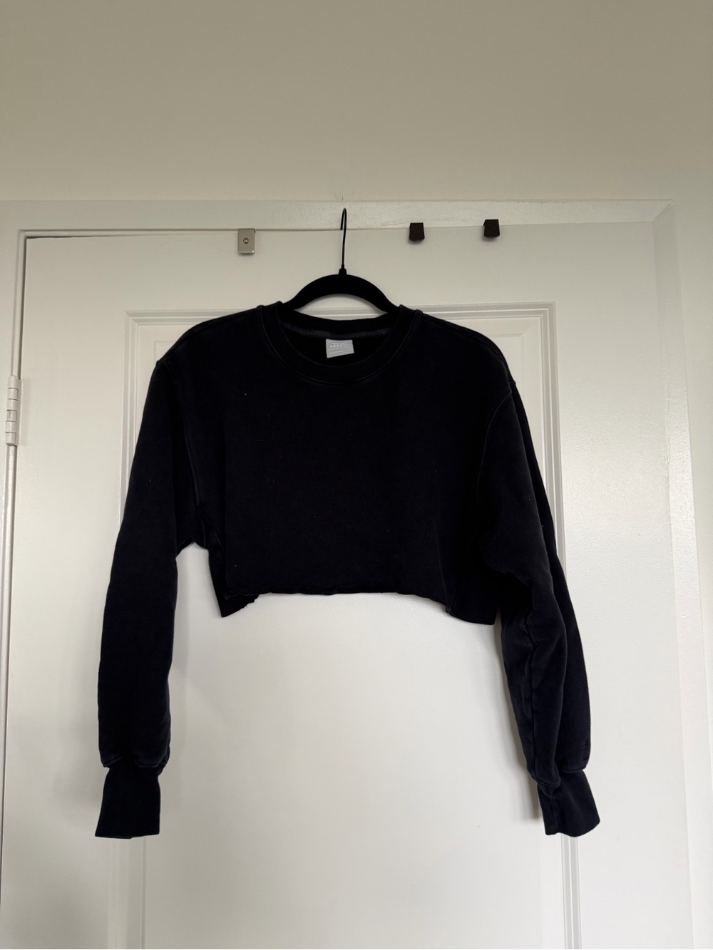 Aritzia Black Cropped Crewneck Sweatshirt